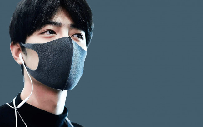 Обои картинки фото мужчины, xiao zhan, лицо, маска, свитер