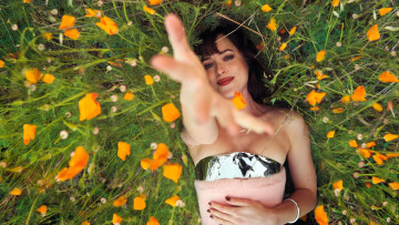 Картинка девушки dakota+johnson шатенка жест поляна трава цветы
