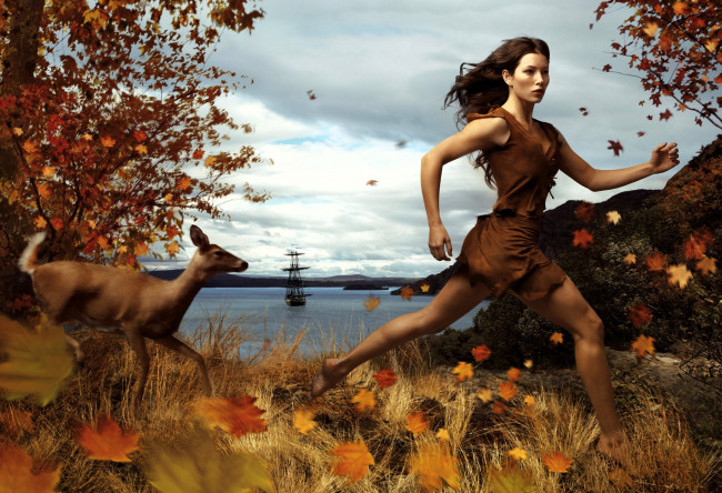 Обои картинки фото девушки, jessica biel, шатенка, платье, бег, осень, олень