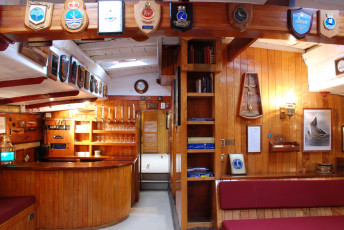 Картинка интерьер каюты помещения на корабле яхта