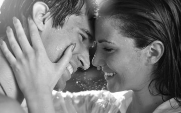 Картинка разное мужчина+женщина радость счастье вместе улыбки эмоции настроение дождь любовь пара он она