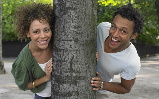 Обои картинки фото разное, мужчина женщина, мужчина, дерево, улыбка, девушка