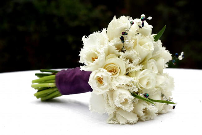 Обои картинки фото цветы, букеты, композиции, белый, розы, тюльпаны, камешки