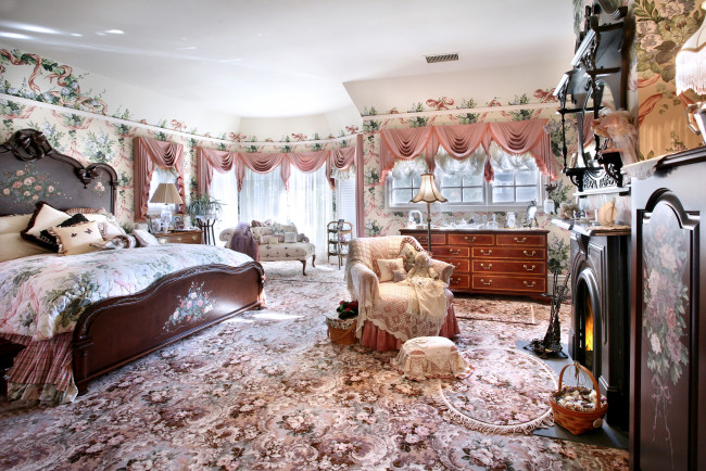 Обои картинки фото интерьер, спальня, декор, цветочный, кровать, кресло, подушки, шторы