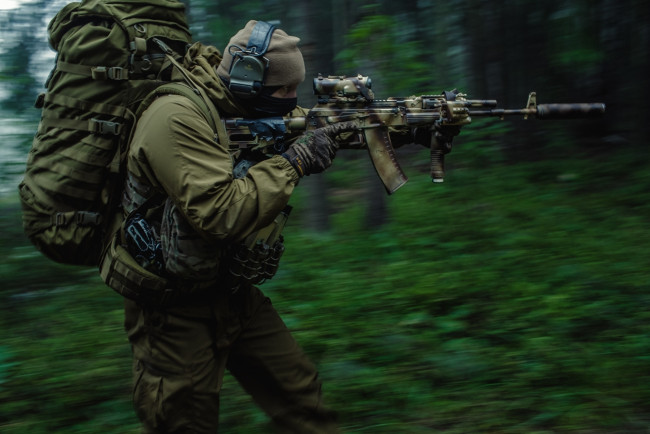 Обои картинки фото оружие, армия, спецназ, рюкзак, лес, стрелок, пехотинец, ак-12