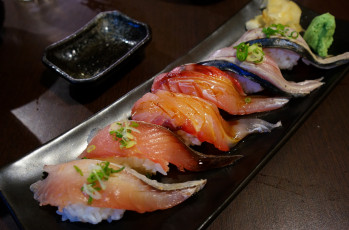 Картинка еда рыба морепродукты суши роллы рис поднос зелень