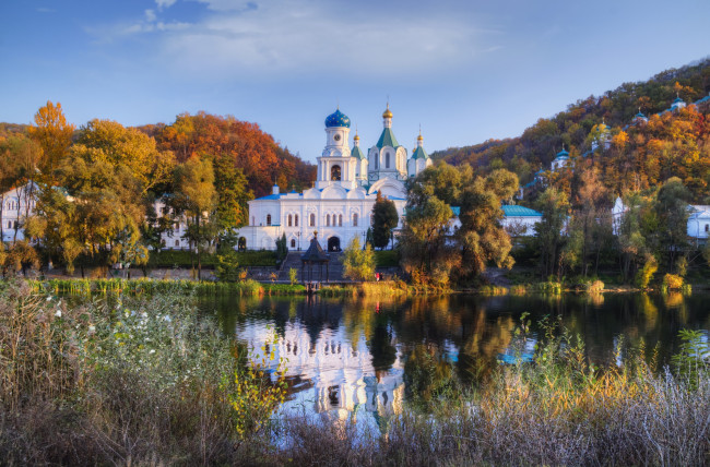 Обои картинки фото святогорск, украина, города, православные, церкви, монастыри, осень, купола, река