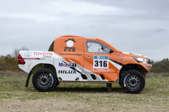 обоя автомобили, toyota, dakar, rally, hilux, 2016г