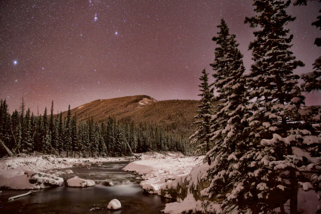 Обои картинки фото природа, зима, ночь, горы, звезды, деревья, снег, кананаскис, канада, альберта, река, небо