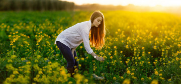 Картинка девушки -unsort+ брюнетки +шатенки джинсы рубашка трава поле часы сапоги цветы