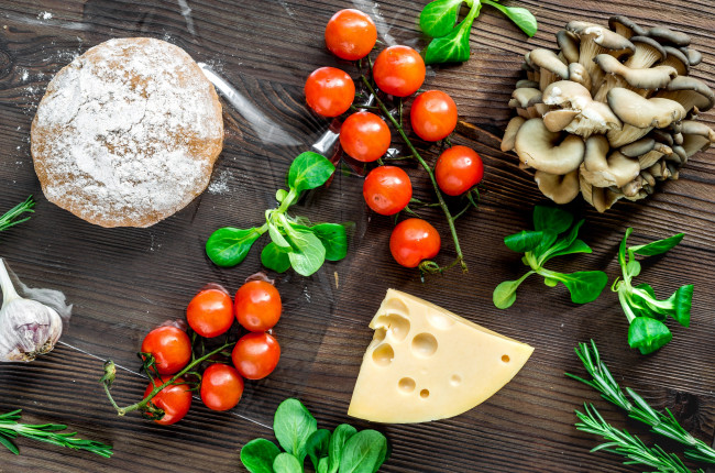 Обои картинки фото еда, разное, сыр, зелень, томат, заготовки, чеснок, тесто, грибы, помидоры