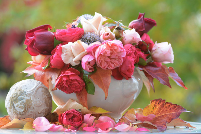 Обои картинки фото цветы, букеты,  композиции, ваза, осень, букет, розы, листья