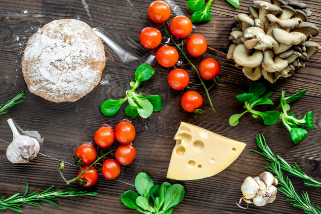 Обои картинки фото еда, разное, грибы, сыр, зелень, томат, заготовки, чеснок, тесто, помидоры