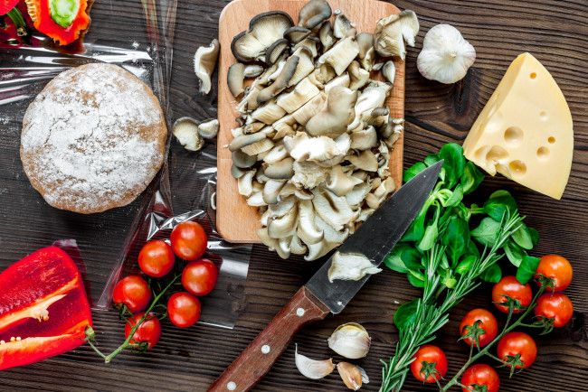 Обои картинки фото еда, разное, зелень, сыр, томат, грибы, тесто, чеснок, заготовки, помидоры