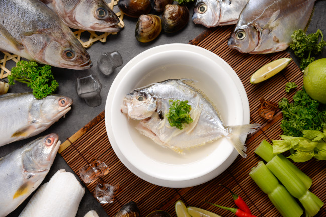 Обои картинки фото еда, рыба,  морепродукты,  суши,  роллы, лайм, бульон, зелень