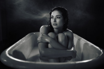 Картинка девушки -unsort+ Черно-белые+обои ванна брюнетка черно-белая chanon finley