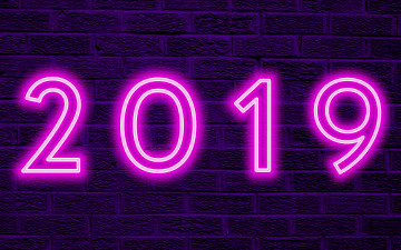 обоя с новым 2019 годом, праздничные, - разное , новый год, с, новым, 2019, годом, фиолетовый, фон, год, стена, креатив, неоновые, цифры, кирпичная