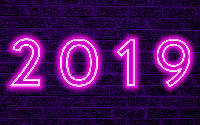 Обои картинки фото с новым 2019 годом, праздничные, - разное , новый год, с, новым, 2019, годом, фиолетовый, фон, год, стена, креатив, неоновые, цифры, кирпичная