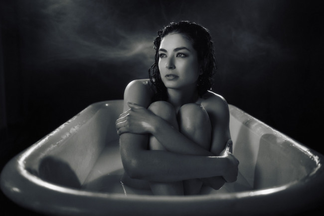 Обои картинки фото девушки, -unsort , Черно-белые обои, ванна, брюнетка, черно-белая, chanon, finley