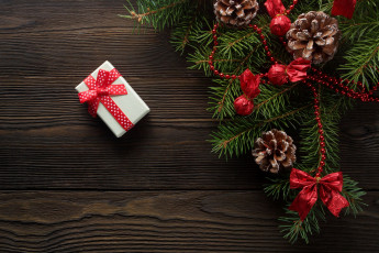 Картинка праздничные подарки+и+коробочки бант подарок бусы шишки