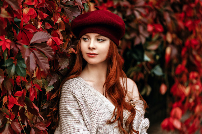 Обои картинки фото девушки, - рыжеволосые и разноцветные, плющ, листья, берет, осень