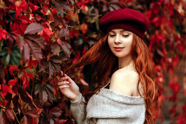 Обои картинки фото девушки, - рыжеволосые и разноцветные, плющ, листья, берет, осень