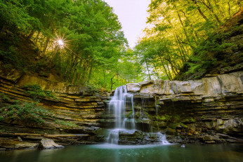 Картинка природа водопады зелень лес солнце камни скалы берег водопад водоем
