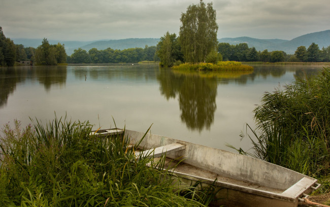 Обои картинки фото корабли, лодки,  шлюпки, лето, горы, река, лодка, камыши