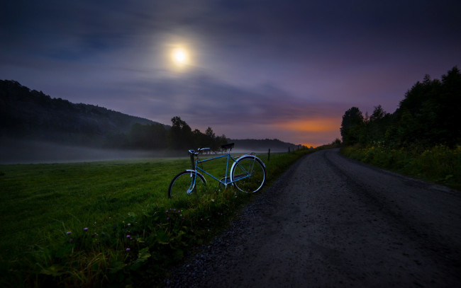 Обои картинки фото техника, велосипеды, велосипед, дорога, горы, закат, деревья