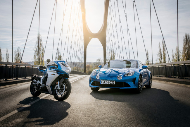 Обои картинки фото alpine a110 mv agusta superveloce alpine 2023, автомобили, alpine, a110, mv, agusta, superveloce, синий, мост, мотоцикл