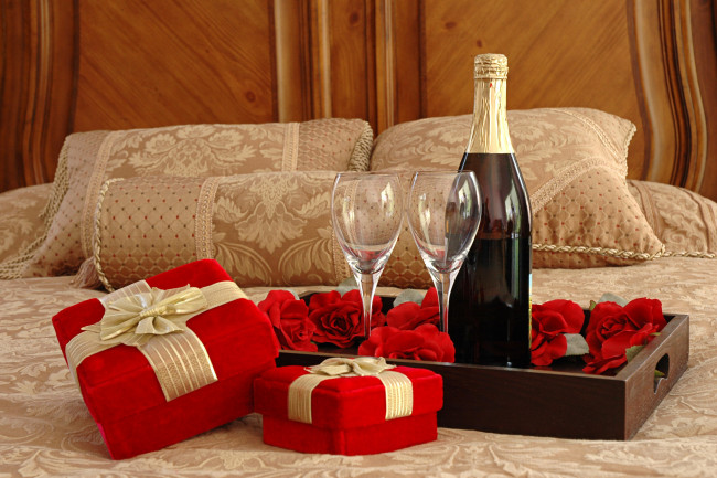 Обои картинки фото праздничные, угощения, вино, бокалы, кровать, поднос, шампанское, розочки, подарки