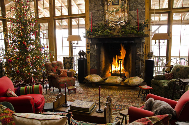 Обои картинки фото праздничные, новогодний, очаг, камин, огонь, кресла, елка, гостиная