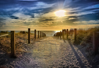 Картинка природа восходы закаты горизонт облака солнце ограда тропинка песок океан пляж