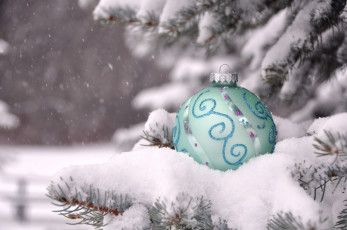 обоя праздничные, шарики, снег, игрушка, ветки, зима