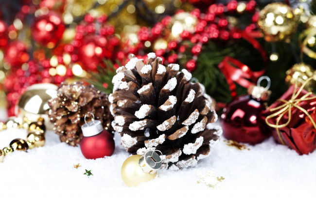 Обои картинки фото праздничные, украшения, новый, год, мишура, коробочки, шарики, шишка, ёлка, снег