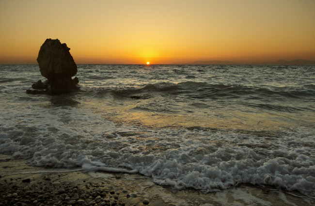Обои картинки фото природа, восходы, закаты, солнце, горизонт, океан, волны, камень, пляж