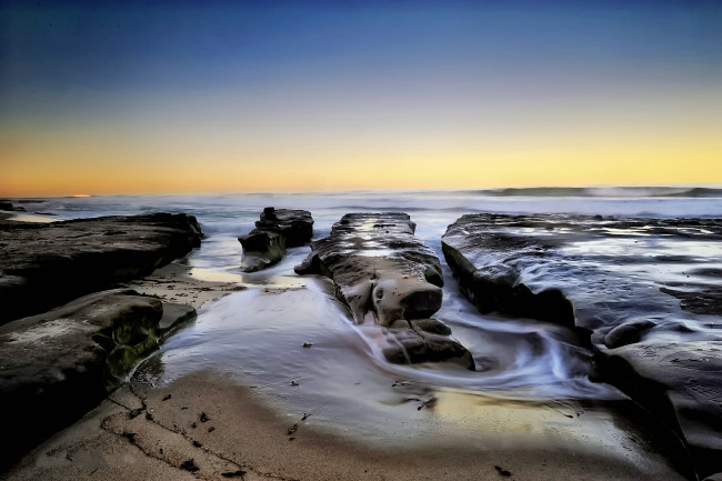 Обои картинки фото природа, побережье, камни, пляж, океан, горизонт, туман