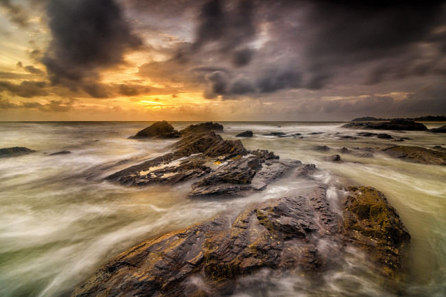 Обои картинки фото природа, побережье, шторм, сумрак, тучи, волны, океан, камни, скалы