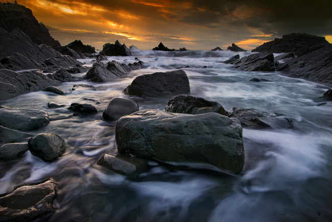 Обои картинки фото природа, побережье, тучи, волны, камни, скалы, океан, сумрак, шторм
