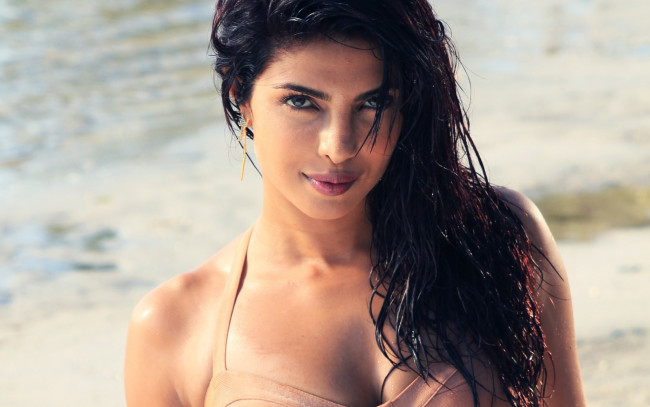 Обои картинки фото девушки, priyanka chopra, купальник, взгляд, улыбка, актриса, брюнетка, море