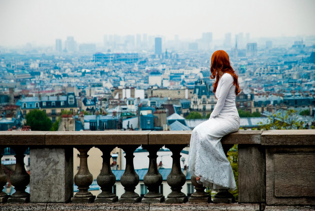 Обои картинки фото девушки, -unsort , рыжеволосые и другие, панорама, город, рыжая, перила