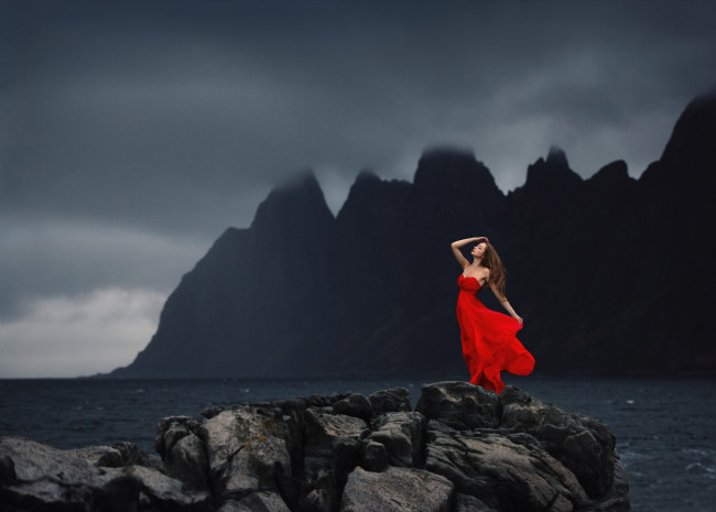 Обои картинки фото девушки, -unsort , брюнетки,  шатенки, настроение, красное, платье, скалы, океан