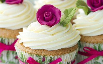 Картинка еда пирожные +кексы +печенье кексы сладкое крем украшение роза выпечка лента