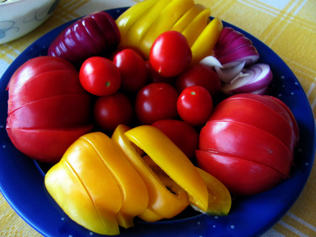 Обои картинки фото еда, овощи, черри, помидоры, лук, перец