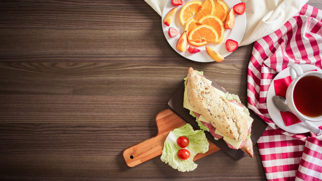 Обои картинки фото еда, бутерброды,  гамбургеры,  канапе, чай, бутерброд, клубника, апельсин, дольки, завтрак