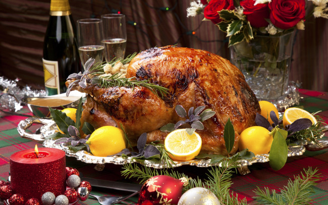 Обои картинки фото еда, мясные блюда, candle, christmas, елка, new, year, свеча, chicken, шампанское, игрушки, лимон, новый, год, roast, курица, champagne