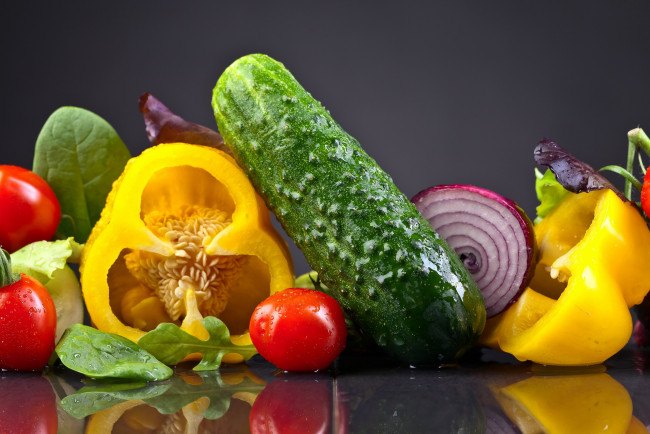 Обои картинки фото еда, овощи, помидор, огурец, перец, лук, шпинат