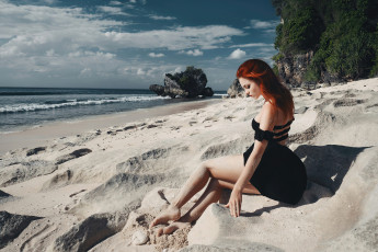 Картинка девушки -+рыжеволосые+и+разноцветные рыжеволосая пляж песок черное платье