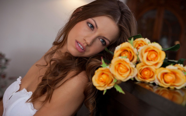 Обои картинки фото девушки, jana hall , eufrat,  jana potysova, шатенка, розы, поза