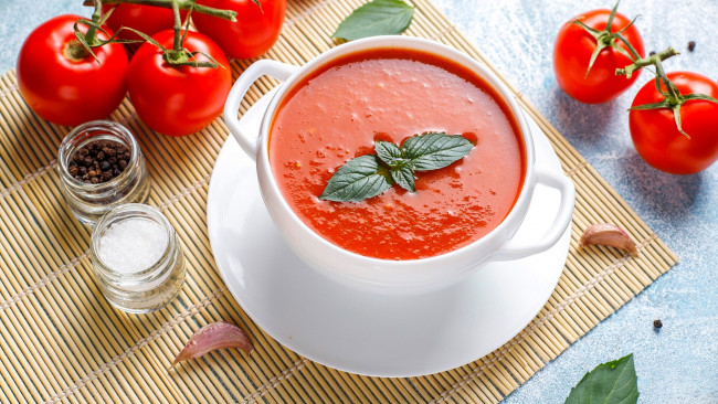 Обои картинки фото еда, первые блюда, томатный, суп, помидоры, перец, соль